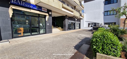 Locale Commerciale 3 Vetrine, Ampi Spazi, Doppia Esposizione. Parcheggio.